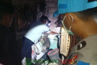 Petugas kepolisian sedang mengevakuasi korban kesetrum (Foto: Boby pendoposatu.id)