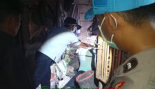 Petugas kepolisian sedang mengevakuasi korban kesetrum (Foto: Boby pendoposatu.id)