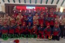 Bupati Malang, HM Sanusi di dampingi Ketua Kwarcab Gerakan Pramuka foto bersama dengan 34 anggota Pramuka sebelum berangkat ke bumi perkemahan Cibubur (Foto: Seno pendoposatu.id)