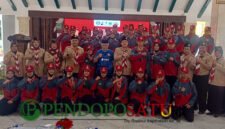 Bupati Malang, HM Sanusi di dampingi Ketua Kwarcab Gerakan Pramuka foto bersama dengan 34 anggota Pramuka sebelum berangkat ke bumi perkemahan Cibubur (Foto: Seno pendoposatu.id)