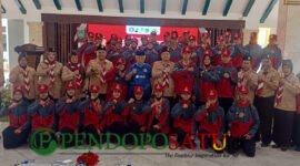 Bupati Malang, HM Sanusi di dampingi Ketua Kwarcab Gerakan Pramuka foto bersama dengan 34 anggota Pramuka sebelum berangkat ke bumi perkemahan Cibubur (Foto: Seno pendoposatu.id)