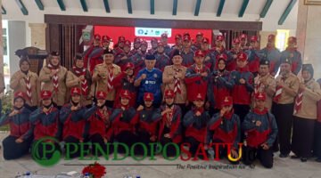 Bupati Malang, HM Sanusi di dampingi Ketua Kwarcab Gerakan Pramuka foto bersama dengan 34 anggota Pramuka sebelum berangkat ke bumi perkemahan Cibubur (Foto: Seno pendoposatu.id)