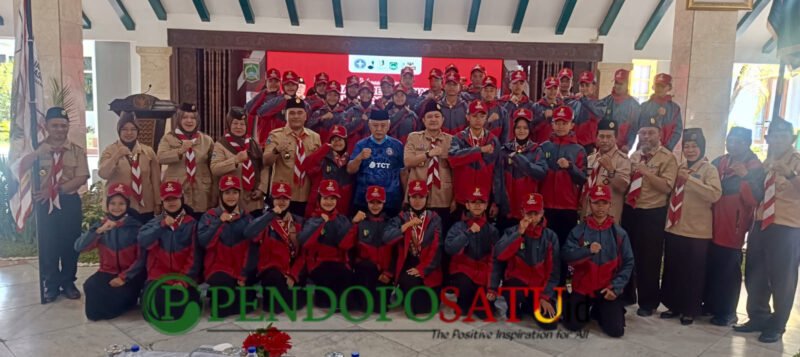 Bupati Malang, HM Sanusi di dampingi Ketua Kwarcab Gerakan Pramuka foto bersama dengan 34 anggota Pramuka sebelum berangkat ke bumi perkemahan Cibubur (Foto: Seno pendoposatu.id)