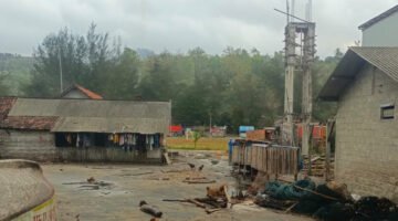 Rumah warga daerah pesisir pantai Sidem yang terkena banjir rob (Foto: Hanik pendoposatu.id)