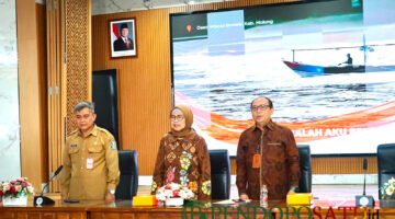 Kepala Bakorwil III Malang, Asep Kusdinar (kiri) didampingi Kepala BKD Provinsi Jawa Timur, Indah Wahyuni dan pihak Bank Jatim (Foto: bgs pendoposatu.id)