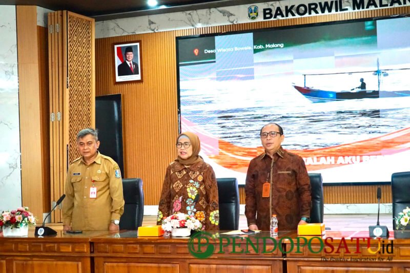 Kepala Bakorwil III Malang, Asep Kusdinar (kiri) didampingi Kepala BKD Provinsi Jawa Timur, Indah Wahyuni dan pihak Bank Jatim (Foto: bgs pendoposatu.id)