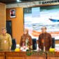 Kepala Bakorwil III Malang, Asep Kusdinar (kiri) didampingi Kepala BKD Provinsi Jawa Timur, Indah Wahyuni dan pihak Bank Jatim (Foto: bgs pendoposatu.id)