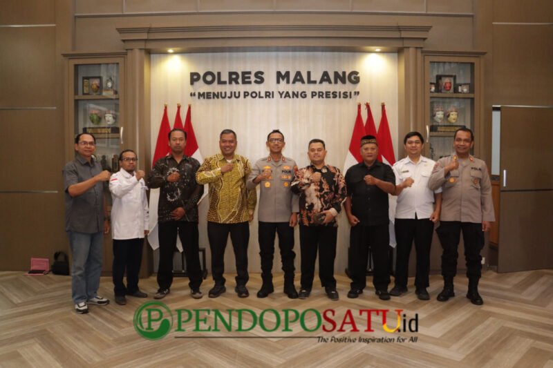 Kapolres Malang, AKBP Rulian Syauri dan Ketua Umum IPSI Kabupaten Malang Zia’ulhaq, didampingi para pengurus perguruan silat (Foto: Diki pendoposatu.id)