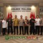 Kapolres Malang, AKBP Rulian Syauri dan Ketua Umum IPSI Kabupaten Malang Zia’ulhaq, didampingi para pengurus perguruan silat (Foto: Diki pendoposatu.id)