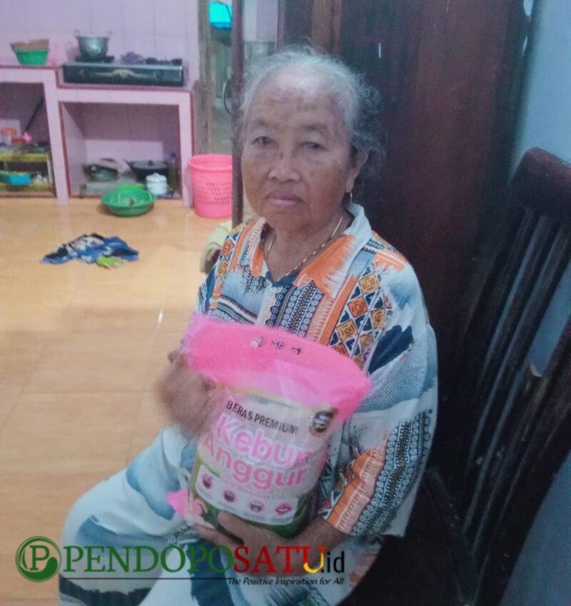 Tamah (65) tahun salah satu penerima bantuan sosial sembako (Foto: Boby pendoposatu.id)