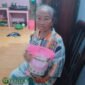 Tamah (65) tahun salah satu penerima bantuan sosial sembako (Foto: Boby pendoposatu.id)