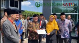 Menteri Pendidikan RI, Prof. Dr. Abdul Mu'ti, M.Ed. saat meresmikan Madina Building di Pesantren Entrepreneur Muhammadiyah Gondanglegi Kabupaten Malang (Foto: Agus.S pendoposatu.id)