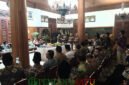 Plt. Bupati Tulungagung Ahmad Baharudin, bersama jajaran Forkompimda, OPD, para veteran, tokoh agama, tokoh masyarakat, tokoh pemuda, saat malam Tirakatan Agustusan ruang pringgitan Pendopo Agung (Foto: Hanik pendoposatu.id)