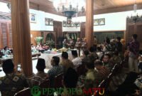 Plt. Bupati Tulungagung Ahmad Baharudin, bersama jajaran Forkompimda, OPD, para veteran, tokoh agama, tokoh masyarakat, tokoh pemuda, saat malam Tirakatan Agustusan ruang pringgitan Pendopo Agung (Foto: Hanik pendoposatu.id)