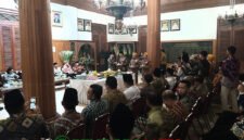 Plt. Bupati Tulungagung Ahmad Baharudin, bersama jajaran Forkompimda, OPD, para veteran, tokoh agama, tokoh masyarakat, tokoh pemuda, saat malam Tirakatan Agustusan ruang pringgitan Pendopo Agung (Foto: Hanik pendoposatu.id)