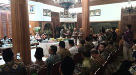 Plt. Bupati Tulungagung Ahmad Baharudin, bersama jajaran Forkompimda, OPD, para veteran, tokoh agama, tokoh masyarakat, tokoh pemuda, saat malam Tirakatan Agustusan ruang pringgitan Pendopo Agung (Foto: Hanik pendoposatu.id)