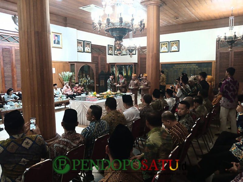 Plt. Bupati Tulungagung Ahmad Baharudin, bersama jajaran Forkompimda, OPD, para veteran, tokoh agama, tokoh masyarakat, tokoh pemuda, saat malam Tirakatan Agustusan ruang pringgitan Pendopo Agung (Foto: Hanik pendoposatu.id)