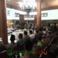 Plt. Bupati Tulungagung Ahmad Baharudin, bersama jajaran Forkompimda, OPD, para veteran, tokoh agama, tokoh masyarakat, tokoh pemuda, saat malam Tirakatan Agustusan ruang pringgitan Pendopo Agung (Foto: Hanik pendoposatu.id)