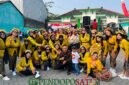 Lurah Kepatihan, Rio Hendrawan Nusantara,S.E bersama perangkat dan warga kelurahan saat foto bersama (Foto: Hanik pendoposatu.id)