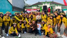 Lurah Kepatihan, Rio Hendrawan Nusantara,S.E bersama perangkat dan warga kelurahan saat foto bersama (Foto: Hanik pendoposatu.id)