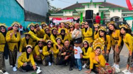 Lurah Kepatihan, Rio Hendrawan Nusantara,S.E bersama perangkat dan warga kelurahan saat foto bersama (Foto: Hanik pendoposatu.id)