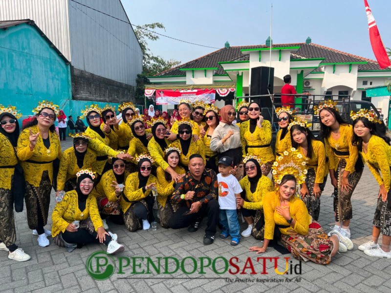 Lurah Kepatihan, Rio Hendrawan Nusantara,S.E bersama perangkat dan warga kelurahan saat foto bersama (Foto: Hanik pendoposatu.id)