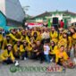Lurah Kepatihan, Rio Hendrawan Nusantara,S.E bersama perangkat dan warga kelurahan saat foto bersama (Foto: Hanik pendoposatu.id)