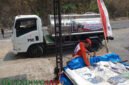 Tampak petugas gabungan mendistribusikan air bersih (Foto: Seno pendoposatu.id)