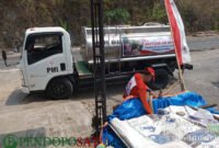 Tampak petugas gabungan mendistribusikan air bersih (Foto: Seno pendoposatu.id)