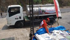 Tampak petugas gabungan mendistribusikan air bersih (Foto: Seno pendoposatu.id)