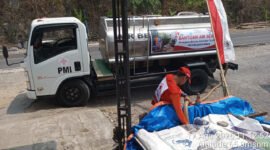Tampak petugas gabungan mendistribusikan air bersih (Foto: Seno pendoposatu.id)
