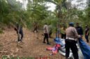 Petugas Kepolisian dari Polres Malang saat membongkar tempat perjudian sabung ayam di Desa Wadung Kecamatan Pakisaji (Foto: Seno pendoposatu.id)