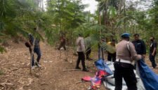 Petugas Kepolisian dari Polres Malang saat membongkar tempat perjudian sabung ayam di Desa Wadung Kecamatan Pakisaji (Foto: Seno pendoposatu.id)