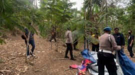 Petugas Kepolisian dari Polres Malang saat membongkar tempat perjudian sabung ayam di Desa Wadung Kecamatan Pakisaji (Foto: Seno pendoposatu.id)