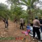 Petugas Kepolisian dari Polres Malang saat membongkar tempat perjudian sabung ayam di Desa Wadung Kecamatan Pakisaji (Foto: Seno pendoposatu.id)