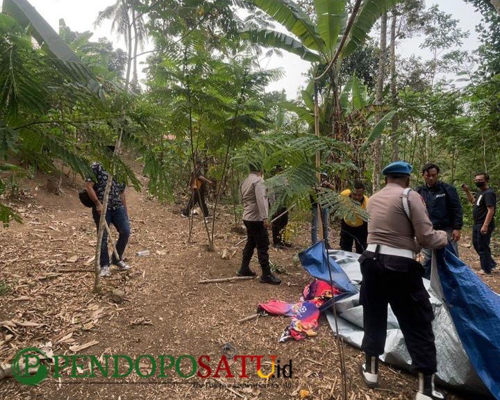 Petugas Kepolisian dari Polres Malang saat membongkar tempat perjudian sabung ayam di Desa Wadung Kecamatan Pakisaji (Foto: Seno pendoposatu.id)