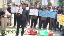 Sejumlah KTH bersama FPPM dan LMDH mengadakan audensi di kantor perum Perhutani Blitar mendesak adanya kepastian hukum terkait Perjanjian Kerja Sama (Foto: Nadia pendoposatu.id)