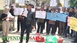 Sejumlah KTH bersama FPPM dan LMDH mengadakan audensi di kantor perum Perhutani Blitar mendesak adanya kepastian hukum terkait Perjanjian Kerja Sama (Foto: Nadia pendoposatu.id)