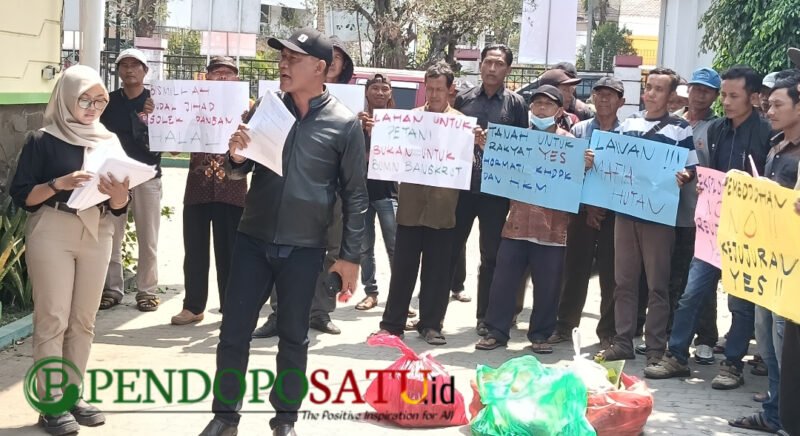 Sejumlah KTH bersama FPPM dan LMDH mengadakan audensi di kantor perum Perhutani Blitar mendesak adanya kepastian hukum terkait Perjanjian Kerja Sama (Foto: Nadia pendoposatu.id)
