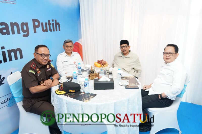 Kepala Bakorwil Malang, Asep Kusdinar bersama Sekda Prov Jatim, Adhy Karyono, Ketua DPRD Jatim Musyafak, dan Wakil Kepala Kejaksaan Tinggi Jatim, Luhur Istighfar (Foto: bgs pendoposatu.id)