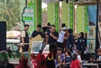 Kepala Desa Srigonco, Bantur, Didit Puji Leksono saat memberikan hadiah pada lomba jalan sehat menyambut HUT Kemerdekaan RI ke 81 (Foto: Seno pendoposatu.id)