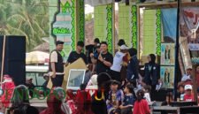 Kepala Desa Srigonco, Bantur, Didit Puji Leksono saat memberikan hadiah pada lomba jalan sehat menyambut HUT Kemerdekaan RI ke 81 (Foto: Seno pendoposatu.id)