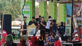 Kepala Desa Srigonco, Bantur, Didit Puji Leksono saat memberikan hadiah pada lomba jalan sehat menyambut HUT Kemerdekaan RI ke 81 (Foto: Seno pendoposatu.id)
