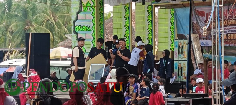 Kepala Desa Srigonco, Bantur, Didit Puji Leksono saat memberikan hadiah pada lomba jalan sehat menyambut HUT Kemerdekaan RI ke 81 (Foto: Seno pendoposatu.id)