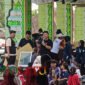 Kepala Desa Srigonco, Bantur, Didit Puji Leksono saat memberikan hadiah pada lomba jalan sehat menyambut HUT Kemerdekaan RI ke 81 (Foto: Seno pendoposatu.id)