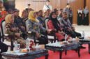 Kepala Bakorwil Malang, Asep Kusdinar dan Wabup Malang, hj. Lathifah Shohib saat mendampingi Gubernur Jatim, Khofifah Indar Parawansa di Taman Krida (Foto: Bgs pendoposatu.id)
