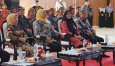 Kepala Bakorwil Malang, Asep Kusdinar dan Wabup Malang, hj. Lathifah Shohib saat mendampingi Gubernur Jatim, Khofifah Indar Parawansa di Taman Krida (Foto: Bgs pendoposatu.id)