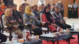 Kepala Bakorwil Malang, Asep Kusdinar dan Wabup Malang, hj. Lathifah Shohib saat mendampingi Gubernur Jatim, Khofifah Indar Parawansa di Taman Krida (Foto: Bgs pendoposatu.id)