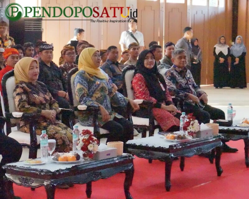 Kepala Bakorwil Malang, Asep Kusdinar dan Wabup Malang, hj. Lathifah Shohib saat mendampingi Gubernur Jatim, Khofifah Indar Parawansa di Taman Krida (Foto: Bgs pendoposatu.id)