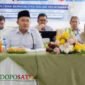Bupati Pasuruan, HM.Rusdi Sutejo didampingi Sekda, Yudha Triwidya Sasongko, dan jajaran manajemen RSUD Bangil yang dipimpin Plt.Direktur RSUD Bangil, dr. Tri Dinar Herturini saat mengikuti sesi wawancara pimpinan dalam rangkaian penilaian dan evaluasi akreditasi oleh tim surveyor KARS (Foto: Abdullah)